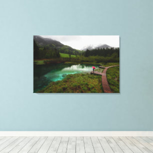 Lienzo Paraguas rojo lago verde