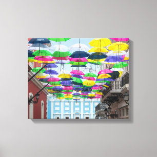 Lienzo Paraguas sobre las calles de San Juan y la mansión