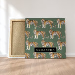 Lienzo Patrón de tigres de acuarela verde tropical con no<br><div class="desc">"Adúmbrense en la elegancia salvaje de la naturaleza con nuestro patrón de tigres de acuarela verde tropical. Cada elemento con este diseño cautivador encapsula el espíritu vibrante de la jungla, mezclando exuberante vegetación con la majestuosa presencia de tigres. Ya sea que esté decorando sus necesidades diarias o mejorando la decoración...</div>