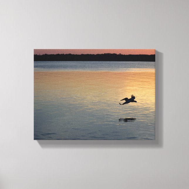 Lienzo Pelican sobrevolando el río al atardecer (Anverso)