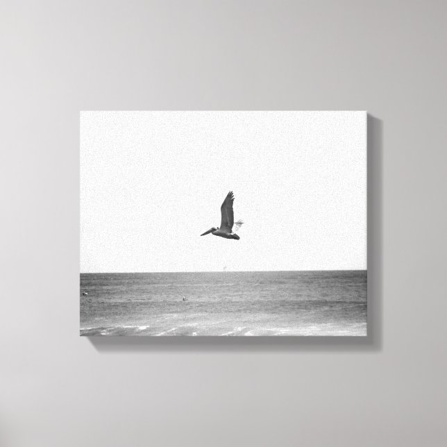 Lienzo Pelícano moreno negro y blanco volando sobre el oc (Anverso)