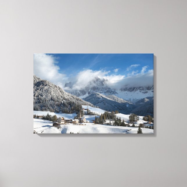 Lienzo Pequeño pueblo con montañas Dolomitas en la nieve (Anverso)