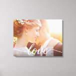 Lienzo Personalizado de fotografía de Boda de Newlyweds G<br><div class="desc">Celebra el amor entre tú y tu pareja con nuestro Personalizado Boda de Newlyweds Photo Love Script Canvas Print. Este hermoso lienzo te permite personalizar con tu foto boda favorita, capturando la esencia de tu día especial. El lienzo cuenta con una fuente elegante y de moda, creando la palabra "Amor"...</div>