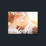 Lienzo Personalizado de fotografía de Boda de Newlyweds G<br><div class="desc">Celebra el amor entre tú y tu pareja con nuestro Personalizado Boda de Newlyweds Photo Love Script Canvas Print. Este hermoso lienzo te permite personalizar con tu foto boda favorita, capturando la esencia de tu día especial. El lienzo cuenta con una fuente elegante y de moda, creando la palabra "Amor"...</div>