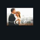 Lienzo Personalizado de fotos de Boda de guion de amor el<br><div class="desc">Celebra tu día especial con este elegante Boda de escritura de amor foto Keepsake Personalizado. Con su foto boda favorita, este diseño incorpora un estilo de escritura romántica "Amor", acompañado de sus nombres y fecha boda para un toque atemporal y personal. Perfecto para recién casados, un regalo de aniversario o...</div>