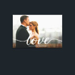 Lienzo Personalizado de fotos de Boda de guion de amor el<br><div class="desc">Celebra tu día especial con este elegante Boda de escritura de amor foto Keepsake Personalizado. Con su foto boda favorita, este diseño incorpora un estilo de escritura romántica "Amor", acompañado de sus nombres y fecha boda para un toque atemporal y personal. Perfecto para recién casados, un regalo de aniversario o...</div>