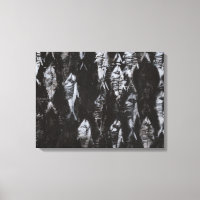 Pescado blanco fósil sobre fondo negro