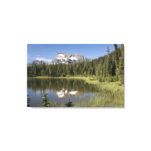 Pico De Montaña Reflejado En Un Lago