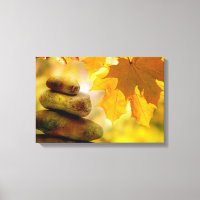 Piedras de meditación zen y hojas de arce