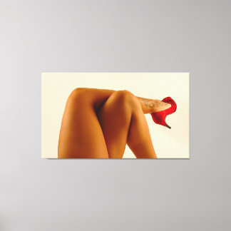 Lienzo Piernas desnudas cruzadas de mujer con tacones alt