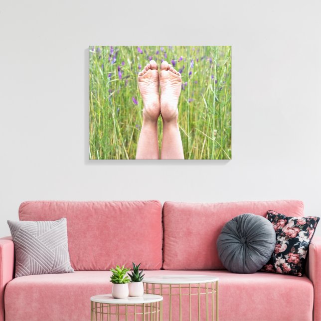 Lienzo pies descalzos en flores silvestres del prado (Insitu (Sala de estar))