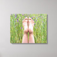pies desnudos en flores silvestres