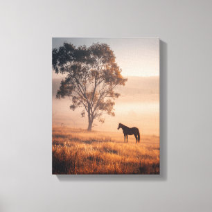 Lienzo Pintura del caballo en el prado dorado al amanecer