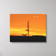 Plataforma de trabajo de petróleo al atardecer