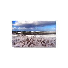 Playa de arena, nubes en el cielo azul.
