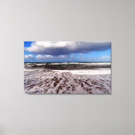 Lienzo Playa de arena, nubes en el cielo azul.