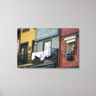 Lienzo Portugal, Oporto (Porto). Mujer colgando ropa