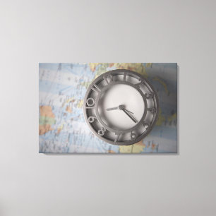 Lienzo Primer de un reloj delante de un mapa