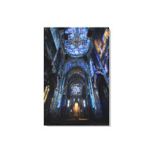 Proyección de vidrio teñido de catedral en ruinas