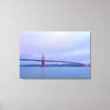 Puerta dorada en la niebla