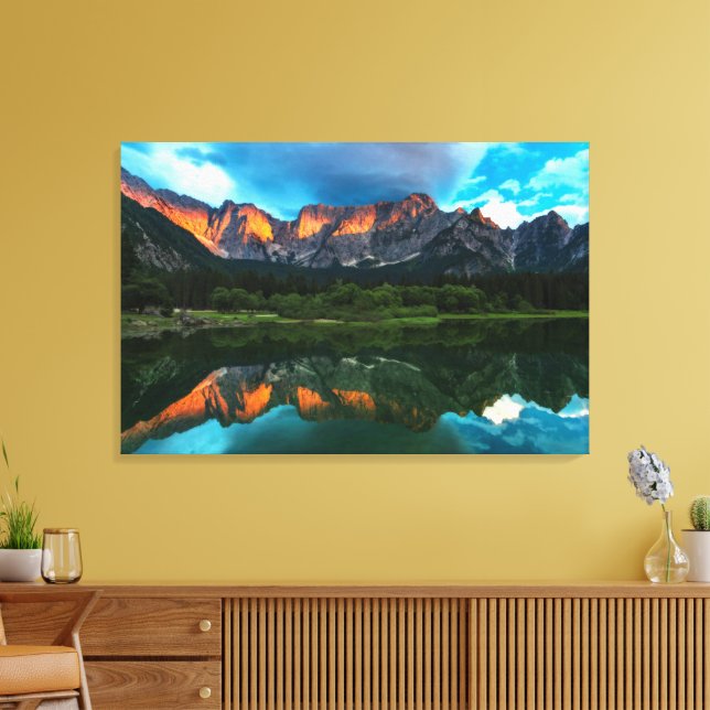 Lienzo Puesta de sol ardiente sobre las montañas en el la (Insitu (Sala de estar))