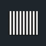 Lienzo Rayas clásicas verticales en blanco y negro<br><div class="desc">Una decoración de rayas festivas de estilo retro, horizontal o vertical, es un estilo gráfico clásico y moderno que siempre da un gran regalo de personalizado para ti o para alguien especial en tu lista, seguro que impresionarán en cualquier ocasión festiva. Envíenos un correo electrónico a través del enlace de...</div>