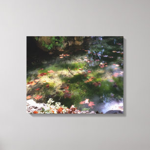 Lienzo rayas y hojas en el agua