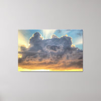 Rayos de luz al atardecer a través de nubes tormen