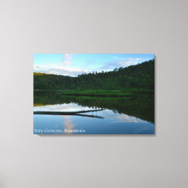 Lienzo Reflejo del bosque del lago cielo azul Indonesia