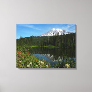 Lienzo Reflejo del lago del Monte Rainier con flores silv