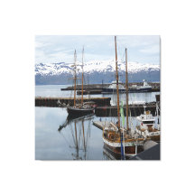 Reflejos de un barco alto en el puerto del norte d