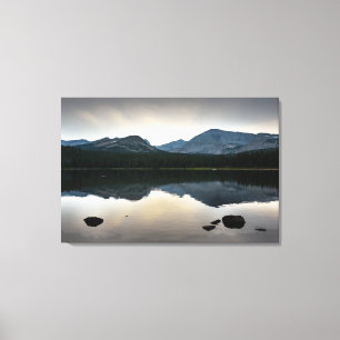 Lienzo Reflejos Zen en un lago de montaña