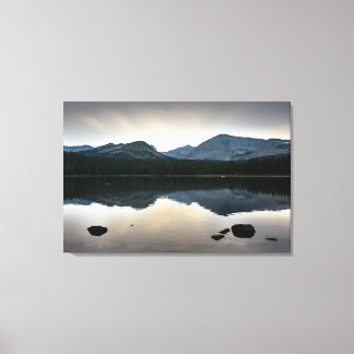 Lienzo Reflejos Zen en un lago de montaña
