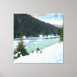 Lienzo río de montaña en invierno