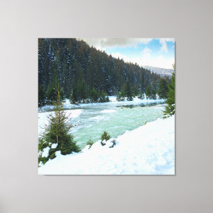 Lienzo río de montaña en invierno