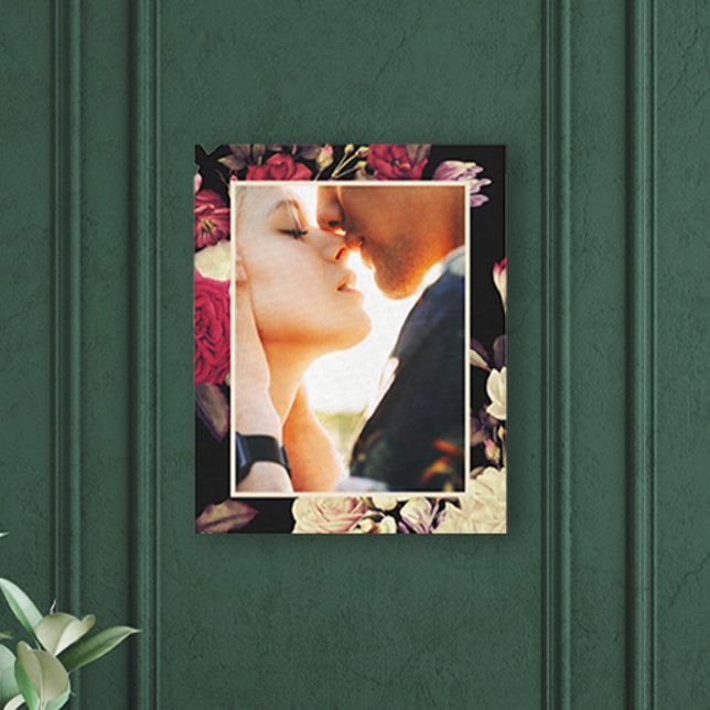 Lienzo Romántico Moody Floral Photo Black (This beautiful moody floral wall canvas is a lovely way to feature a favorite photo.)