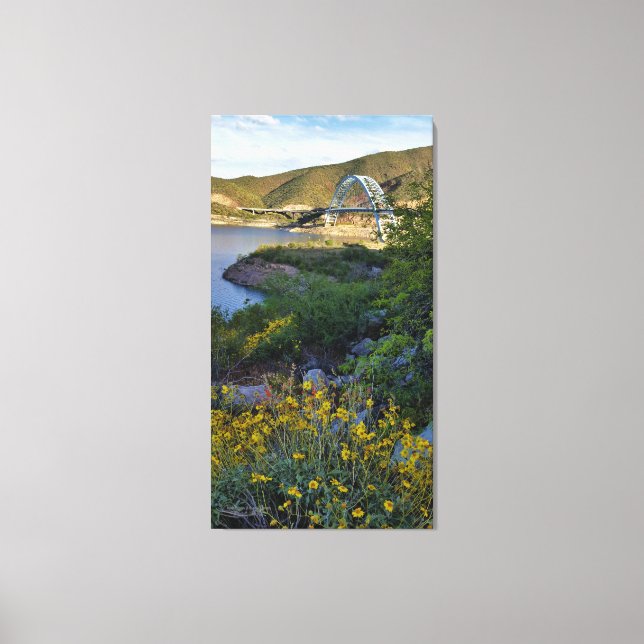 Lienzo Roosevelt Lake Bridge Arizona Yellow Wildflowers (Anverso)