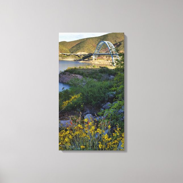 Lienzo Roosevelt Lake Bridge Arizona Yellow Wildflowers (Anverso)
