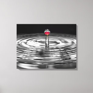 Lienzo rosa roja en gota de agua