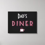 Lienzo Rótulo de cena Art Deco de papá<br><div class="desc">¡El Rótulo de cena Art Deco de papá personaliza este cartel con cualquier nombre! Este letrero Diner en blanco, rojo y negro es un accesorio perfecto para su elegante casa. La taza de café aporta un toque cálido. El Art Deco era una pasión de muchos estilos diferentes, a veces contradictorios,...</div>