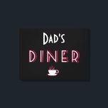 Lienzo Rótulo de cena Art Deco de papá<br><div class="desc">¡El Rótulo de cena Art Deco de papá personaliza este cartel con cualquier nombre! Este letrero Diner en blanco, rojo y negro es un accesorio perfecto para su elegante casa. La taza de café aporta un toque cálido. El Art Deco era una pasión de muchos estilos diferentes, a veces contradictorios,...</div>