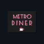 Lienzo Rótulo Metro Art Deco Diner<br><div class="desc">El Metro Art Deco Diner es un popular nombre para los huéspedes. Este letrero Diner en blanco, rojo y negro es un accesorio perfecto para su elegante casa. El Art Deco era una pasión de muchos estilos diferentes, a veces contradictorios, unida por el deseo de ser moderno a principios del...</div>