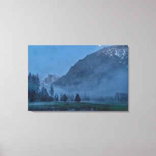 Lienzo Salida de la luna y niebla sobre el prado de