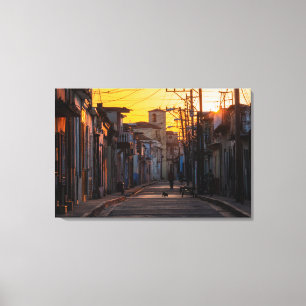 Lienzo Salida del sol sobre la calle de la ciudad de