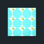 Lienzo Sigue Siendo El Venimiento Martini<br><div class="desc">El lienzo estirado Keep Em Coming Martini presenta un fondo turquesa y la imagen de baldosa de una silueta blanca de un cristal de martini. En el interior de cada vaso hay una gloriosa aceituna verde con un pimento naranja. Esta es una divertida pieza de arte mural para todos los...</div>