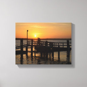 Lienzo silueta de la gente en un muelle al atardecer