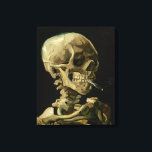 Lienzo Skeleton con cigarrillo en llamas | Vincent van Go<br><div class="desc">El cráneo de un esqueleto con cigarrillo en llamas (1886) de Vincent van Gogh es un cuadro sorprendente y poco convencional que presenta un cráneo humano con un cigarrillo iluminado entre los dientes. El fondo oscuro aumenta la oscuridad de la figura esquelética, mientras que la pequeña columna de humo añade...</div>