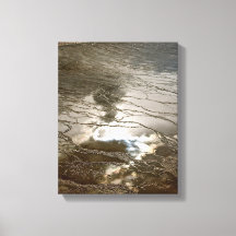 SOL, NUBES REFLEXADAS EN UNA POZA TERMAL VOLCÁNICA