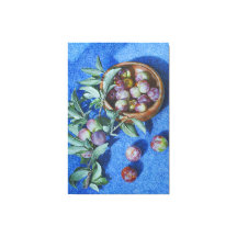 Sucursales de ciruelas en pintura de fondo azul