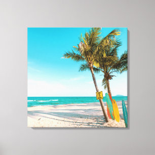 Lienzo Surf board en la playa tirando almohada